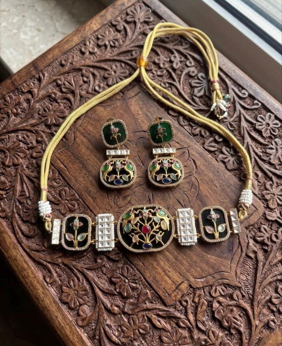 VIONA Kundan Choker Set