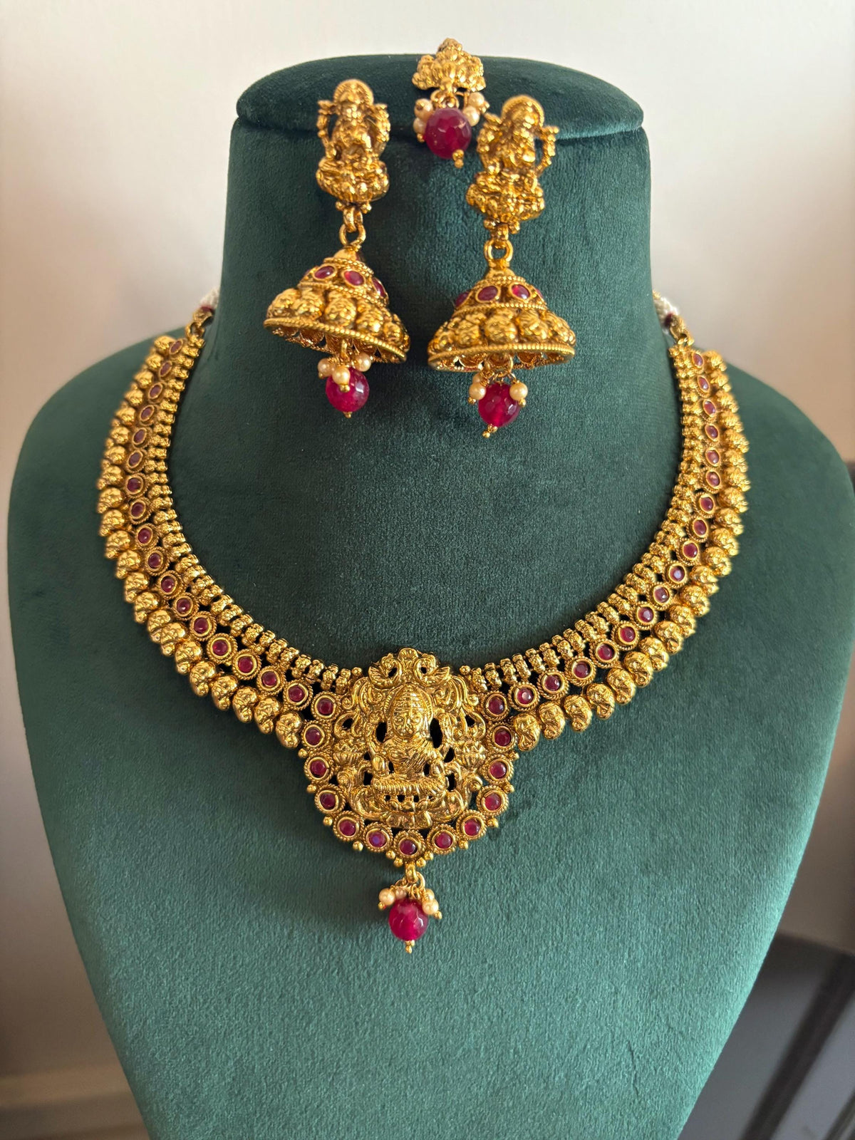 DEVI Gold temple jewellery South Indian jewelry, Goddess Lakshmi necklace with jhumkas and maangtikka, Indian antique golden jewelry, kempu