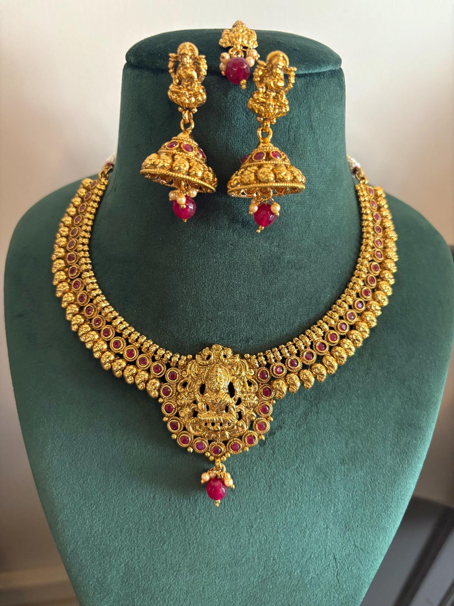 DEVI Gold temple jewellery South Indian jewelry, Goddess Lakshmi necklace with jhumkas and maangtikka, Indian antique golden jewelry, kempu